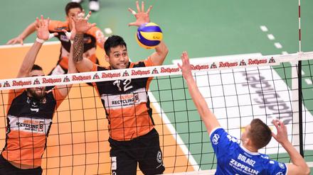 Vergeblich gestreckt. Berlins Samuele Tuia (Mitte) und Georg Klein konnten Friedrichshafens Bartlomiej Boladz kaum stoppen.