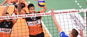 Vergeblich gestreckt. Berlins Samuele Tuia (Mitte) und Georg Klein konnten Friedrichshafens Bartlomiej Boladz kaum stoppen.