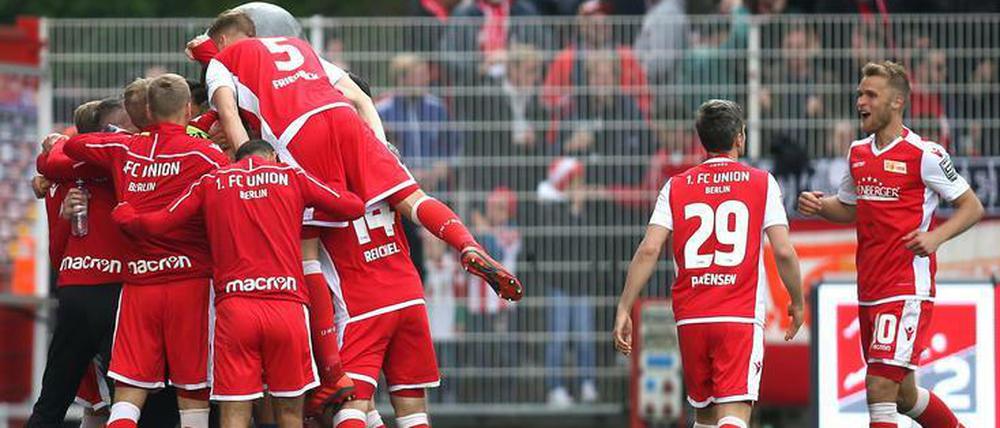 Jubeltraube. Die Unioner nach dem 1:0 durch Robert Zulj.