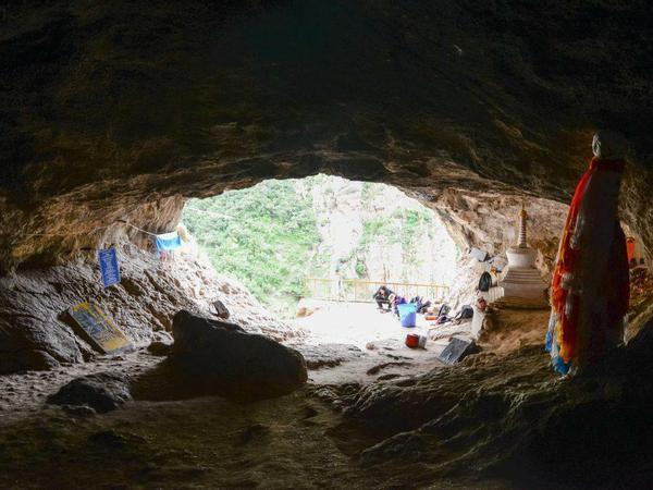 Die Höhle der Denisova-Menschen in Tibet. Am Eingang befinden sich buddhistische Kultstätten.