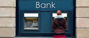 Gebühren lauern für Bankkunden überall. Wer es genauer wissen will, muss die Kosten selber vergleichen.