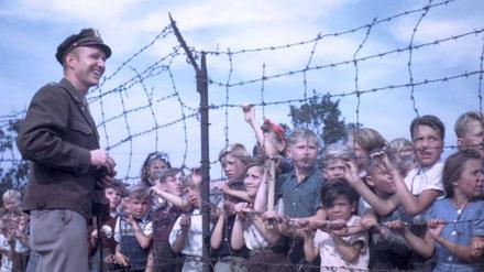 Hoffnungsträger: Gail Halvorsen in Berlin auf einem historischen Foto von 1948/49.