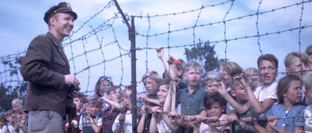 Hoffnungsträger: Gail Halvorsen in Berlin auf einem historischen Foto von 1948/49.