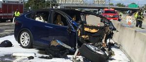 Das verunglückte Tesla-Elektroauto auf dem Highway 101 bei Mountian View. 