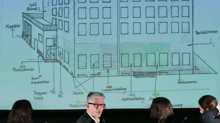 Oliver Reese, Intendant vom Berliner Ensemble, stellt bei einem Pressetermin die Pläne des BE zu einer zweite feste Spielstätte vor. Sie soll im Innenhof des Theaters entstehen.