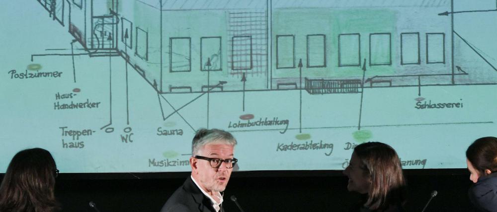 Oliver Reese, Intendant vom Berliner Ensemble, stellt bei einem Pressetermin die Pläne des BE zu einer zweite feste Spielstätte vor. Sie soll im Innenhof des Theaters entstehen.