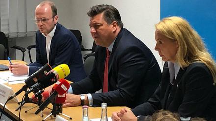 Martin Pallgen, Sprecher der Innenverwaltung, Senator Andreas Geisel und Polizeipräsidentin Barbara Slowik (v.l).
