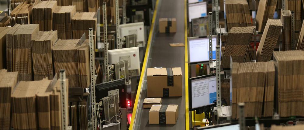 Versandfertige Pakete im Logistikzentrum in Rheinberg (Nordrhein-Westfalen).