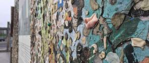 An den Mauersegmenten, die am Potsdamer Platz zur Erbauung eiliger Touristen aufgestellt sind, kleben Kaugummis. Viele Kaugummis!