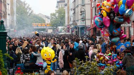 Feiernde beim Kreuzberger Myfest am Mariannenplatz.