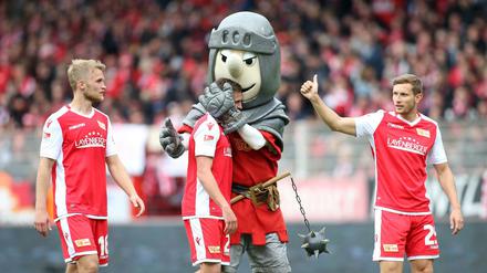 Komm her, Keule! Auch Unions Maskottchen feierte Torschütze Grischa Prömel. 