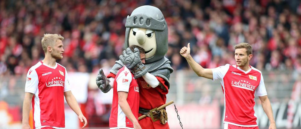 Komm her, Keule! Auch Unions Maskottchen feierte Torschütze Grischa Prömel.