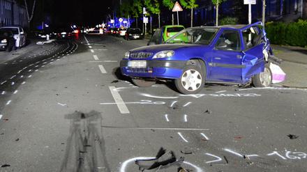 Das Auto der verunglückten Frau steht auf einer Straßenkreuzung.