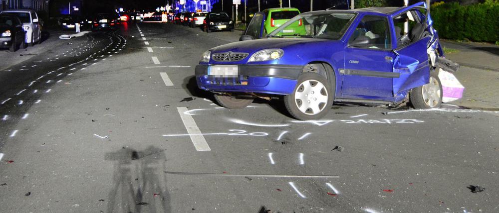 Das Auto der verunglückten Frau steht auf einer Straßenkreuzung.