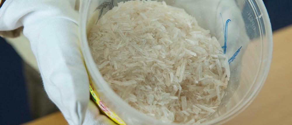 Ein LKA-Mitarbeiter präsentiert in Berlin Crystal Meth. (Symbolbild)
