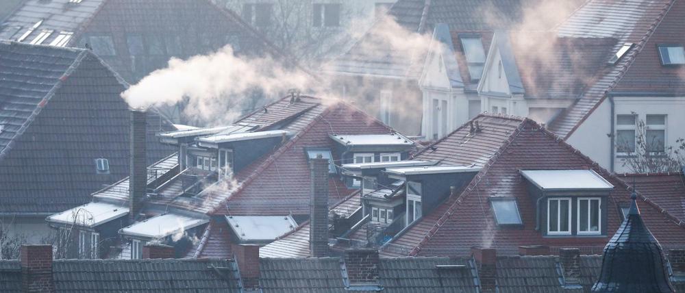 Rauch steigt aus den Kaminen im Leipziger Süden an einem kalten Wintermorgen.