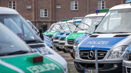 Mannschaftswagen der Polizei stehen in der Polizeikaserne in Duisburg.