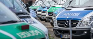 Mannschaftswagen der Polizei stehen in der Polizeikaserne in Duisburg.