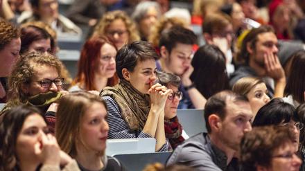 Andrang. Es wird damit gerechnet, dass auch in den kommenden Jahren viele studieren wollen. Die Länder wollten darum vom Bund regelmäßig mehr Geld im neuen Hochschulpakt bekommen. 