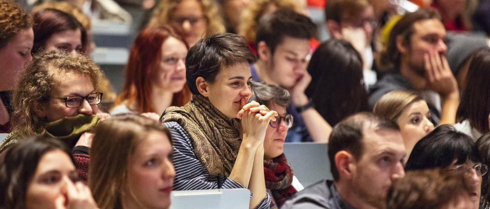 Andrang. Es wird damit gerechnet, dass auch in den kommenden Jahren viele studieren wollen. Die Länder wollten darum vom Bund regelmäßig mehr Geld im neuen Hochschulpakt bekommen. 