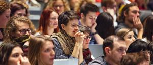 Andrang. Es wird damit gerechnet, dass auch in den kommenden Jahren viele studieren wollen. Die Länder wollten darum vom Bund regelmäßig mehr Geld im neuen Hochschulpakt bekommen. 