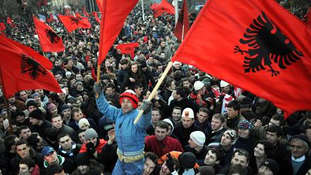 Zehn Jahre nach der Unabhängigkeit des Kosovo droht die EU-Perspektive der Weltbalkan-Länder am Streit mit Serbien zu scheitern.