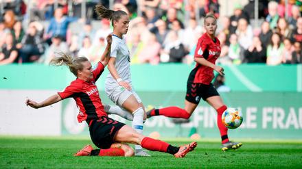 Abgegrätscht. Freiburgs Niederländerin Desiree van Lunteren im Duell mit Wolfsburgs Ewa Pajor.