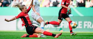 Abgegrätscht. Freiburgs Niederländerin Desiree van Lunteren im Duell mit Wolfsburgs Ewa Pajor.
