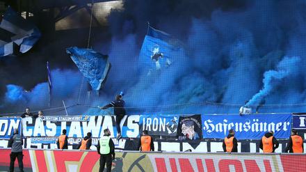 Blauer Rauch. Die Hamburger Fans zündeten Pyrotechnik Feuer im Gästeblock der Alten Försterei.