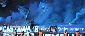 Blauer Rauch. Die Hamburger Fans zündeten Pyrotechnik Feuer im Gästeblock der Alten Försterei.