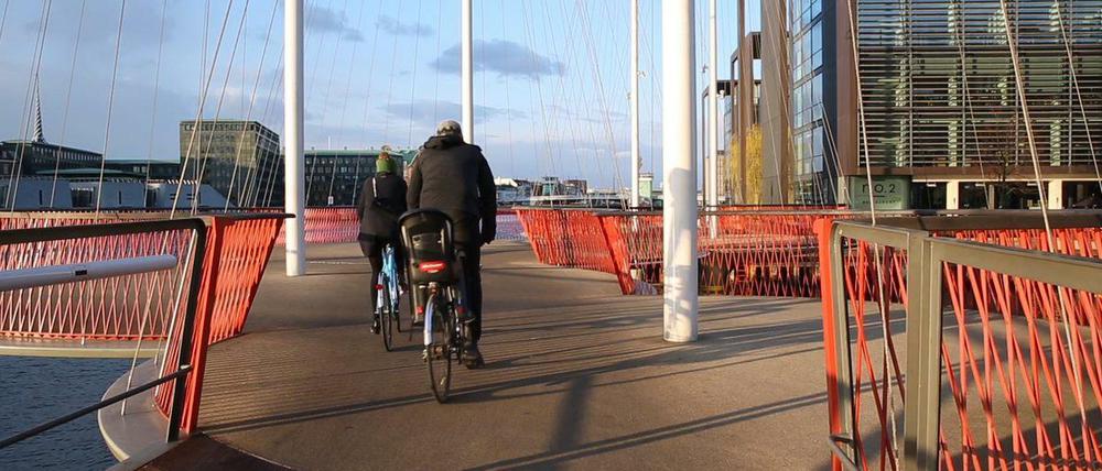 Fahrradbrücke mit Radlern in Kopenhagen.