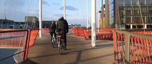 Fahrradbrücke mit Radlern in Kopenhagen.