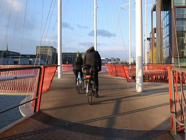 Fahrradbrücke mit Radlern in Kopenhagen.