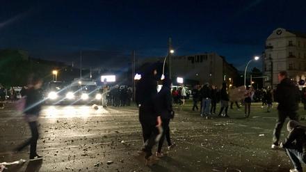 Es lichtet sich an der Kreuzung Revaler/Warschauer Straße.