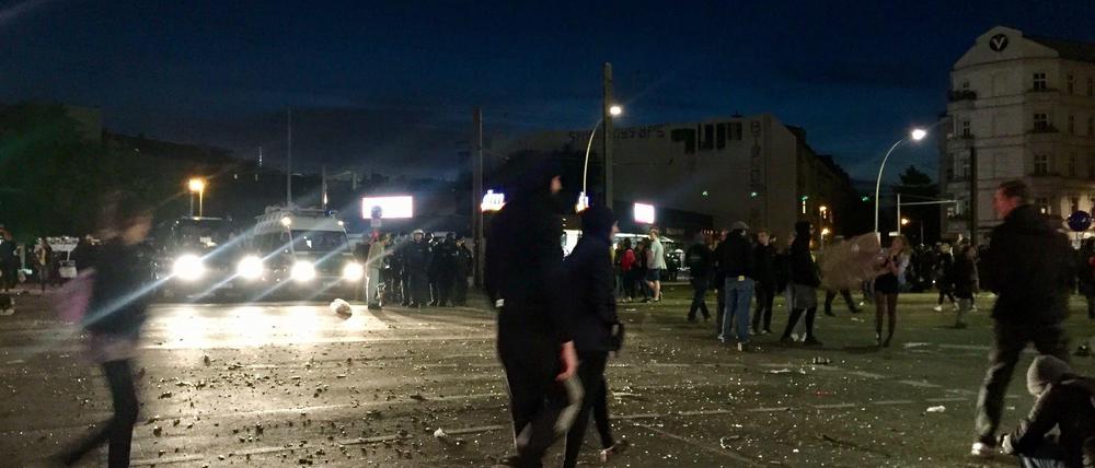 Es lichtet sich an der Kreuzung Revaler/Warschauer Straße.