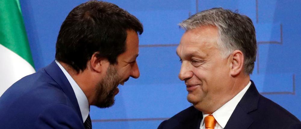 Matteo Salvini (l.) beim Handschlag mit Viktor Orban