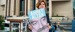 Ein Plakat der Hoffnung. Das türkische Verfassungsgericht berät in diesen Tagen, ob inhaftierte Journalisten wie Ahmet Altan bald freikommen. 