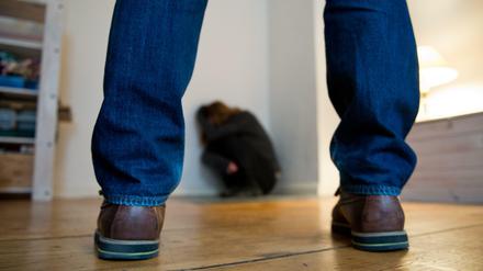 Stark und schwach. Die eigene Autorität und das Abhängigkeitsverhältnis des Schutzbefohlenen wird von Sexualstraftätern ausgenutzt. Laut einer Studie hat fast jeder 20. Mann zumindest pädophile Tendenzen. Nun geht auch die evangelische Kirche vollzogenen Missbrauch von Tätern in den eigenen Reihen an.