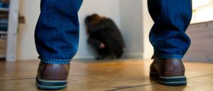 Stark und schwach. Die eigene Autorität und das Abhängigkeitsverhältnis des Schutzbefohlenen wird von Sexualstraftätern ausgenutzt. Laut einer Studie hat fast jeder 20. Mann zumindest pädophile Tendenzen. Nun geht auch die evangelische Kirche vollzogenen Missbrauch von Tätern in den eigenen Reihen an.