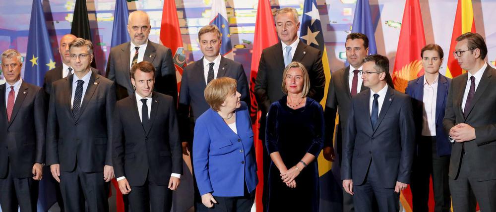 Bundeskanzlerin Angela Merkel und Frankreichs Präsident Emmanuel Macron empfangen die Teilnehmer der Balkan-Konferenz.