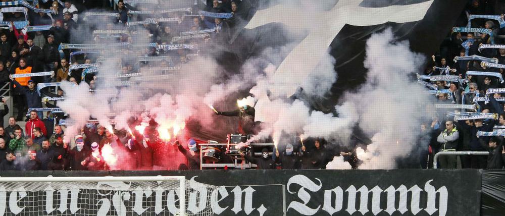 Die Gedenkaktion an den Toten Tommy Haller im Chemnitzer Stadion löste einen Skandal aus.