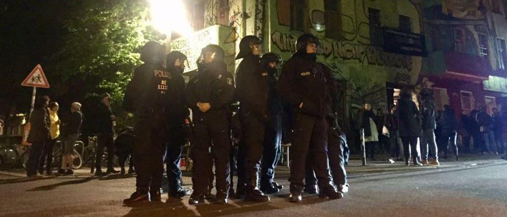 Polizisten vor dem besetzten Haus "Liebig34" in Friedrichshain.
