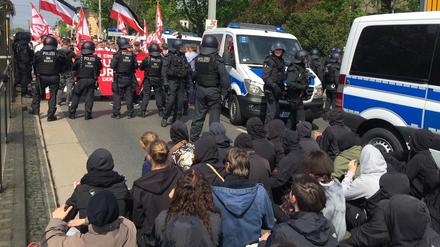 In Dresden stoppen Gegendemonstranten eine NPD-Demo.