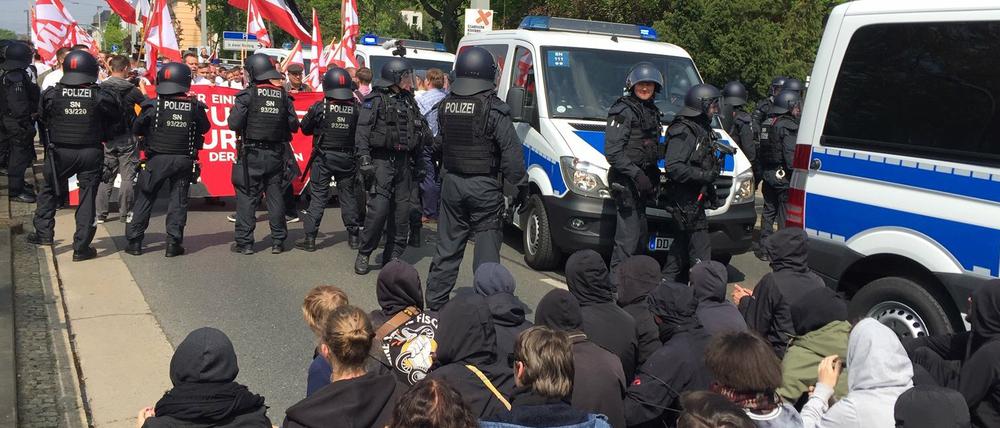 In Dresden stoppen Gegendemonstranten eine NPD-Demo.