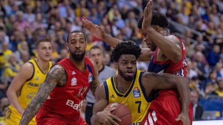 Albas Derrick Walton (Mitte) zeigte nach seiner kurzen Verletzungspause eine gute Leistung. 