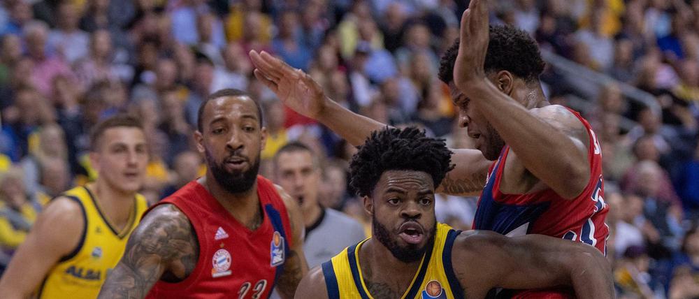 Albas Derrick Walton (Mitte) zeigte nach seiner kurzen Verletzungspause eine gute Leistung. 