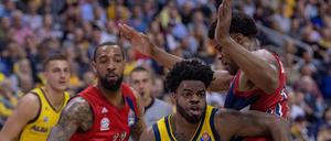 Albas Derrick Walton (Mitte) zeigte nach seiner kurzen Verletzungspause eine gute Leistung. 