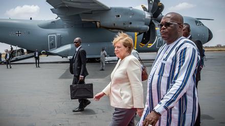 Partner: Bundeskanzlerin Angela Merkel (CDU) wird vom Präsidenten von Burkina Faso, Roch Marc Kaboré, empfangen.