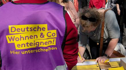 Das Bündnis gegen Verdrängung und #Mietenwahnsinn sammelt Unterschriften für ein Volksbegehren, um Wohnungsgesellschaften zu enteignen. 