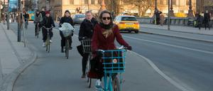 Breite Radwege mit Bordsteinen statt Poller: Diese Strategie fährt Kopenhagen seit Jahrzehnten.